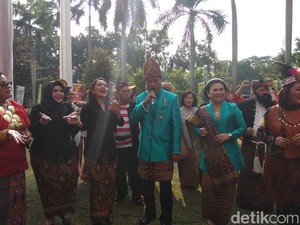 Rayakan HUT RI, Budi Karya Upacara dan Nyanyi Lagu Via Vallen