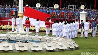 Paskibraka mengibarkan bendera merah putih.