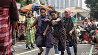 Lomba sepakbola juga digelar untuk ibu-ibu. Mereka mengikuti lomba dengan menggunakan sarung.