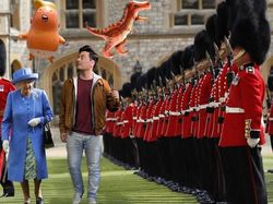 Pria Ini Pakai Photoshop Atasi Bosan di Kantor, Hasilnya?