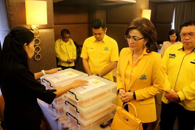 Mengenakan seragam Partai Golkar, Bupati Tetty tampak membawa tas yang sama warnanya dengan busana yang dipakainya. Tas Hermes Kelly berwarna kuning yang harganya mencapai Rp 250 jutaan menemani penampilannya. Foto: Dok. Instagram Christiany E. Tetty Paruntu
