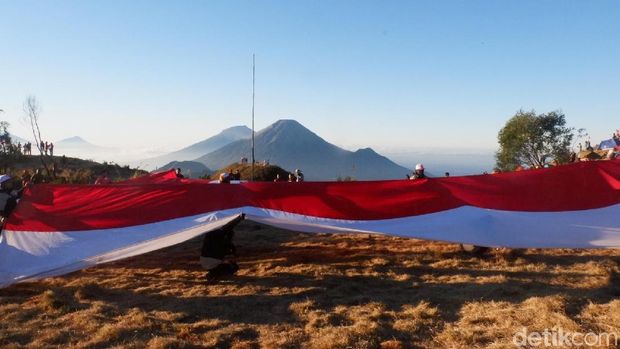 Panorama Saat 1.000 Pendaki Upacara HUT RI di Puncak Gunung Prau
