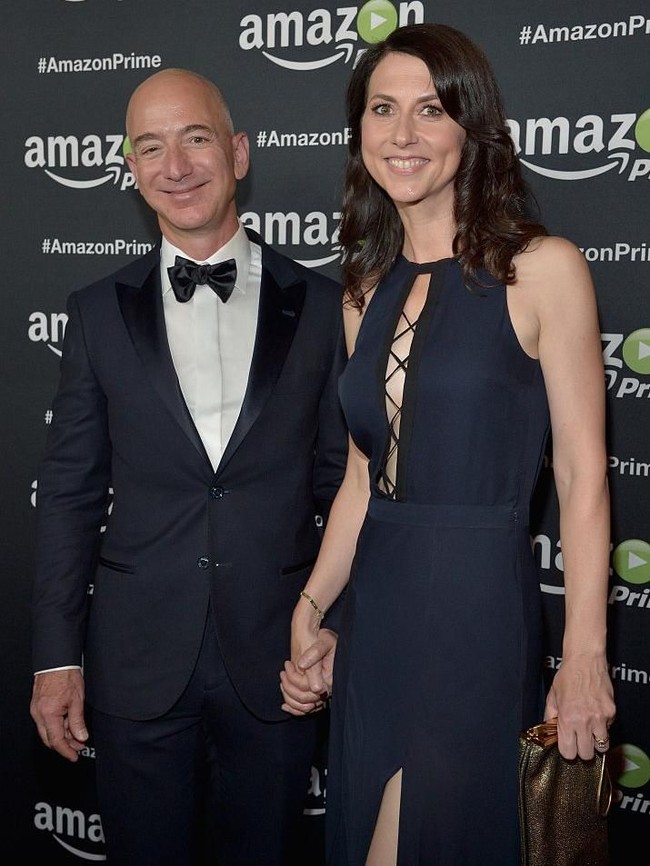 Kehidupan MacKenzie kini bisa jadi membuat iri banyak wanita lain di dunia. Apalagi sosok Jeff Bezos yang begitu down to earth. Dalam wawancara dengan Business Insider, Jeff mengakui dirinya masih kerap melakukan pekerjaan mencuci piring yang menurutnya hal itu adalah salah satu kunci pernikahan bahagia. “Aku cukup yakin itu adalah hal terseksi yang aku lakukan,” katanya. (Foto: Dok. Getty Images, Vogue)