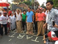 Sandiaga Lomba Balap Karung Lawan Bule di Jl Jaksa
