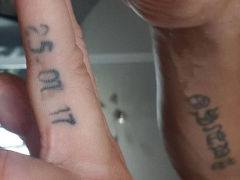 Gagal Romantis, Saat Pria Salah Bikin Tato Tanggal Pernikahannya