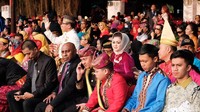 Para tamu yang mengenakan pakaian adat tampak menunggu dimulainya upacara yang dipimpin oleh Presiden Jokowi bertindak sebagai inspektur upacara (irup).