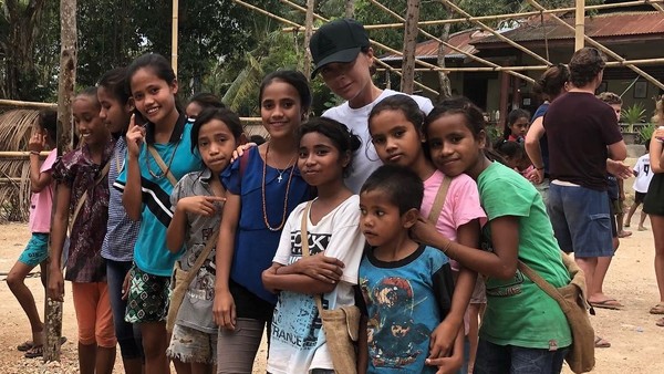 Foto: Tak ingin ketinggalan, Victoria juga ikut berfoto dengan bocah-bocah ini. (Instagram/@victoriabeckham) Foto: Tak ingin ketinggalan, Victoria juga ikut berfoto dengan bocah-bocah ini. (Instagram/@victoriabeckham)