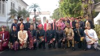 Para paspampres Jokowi yang kompak berbusana tradisional juga menyempatkan untuk berfoto bersama di istana. 