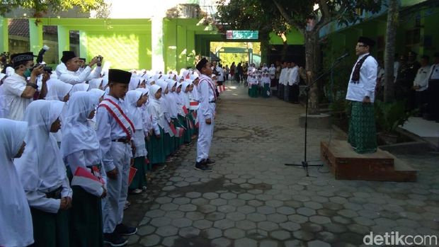 Jadi Irup Bersepatu Kets, Cak Imin: Tak Pantas Pakai Sandal Jepit