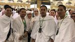 Ke Tanah Suci Bareng Ardi Bakrie, Nia Ramadhani Cantik Berhijab