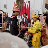 Presiden ke-3 RI BJ Habibie sukses mencuri perhatian dengan busana adat berwarna kuning terang. Kostum tradisional tersebut diketahui khas Melayu Kepulauan Riau. (Foto: Laily Rachev - Biro Pers Setpres)