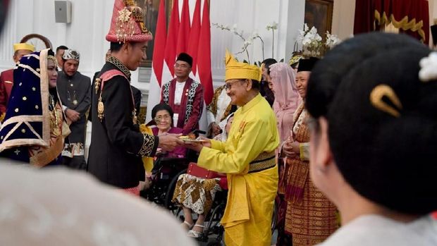  Jokowi menggelar acara potong tumpeng syukuran hari ulang tahun (HUT) ke-73 RI di Istana Merdeka, Jakarta.