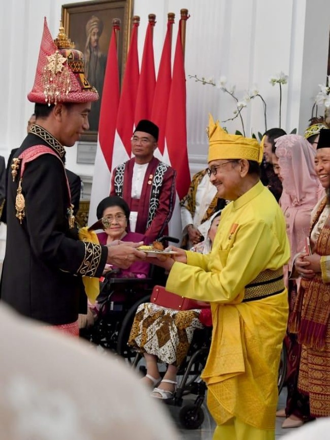 Presiden ke-3 RI BJ Habibie sukses mencuri perhatian dengan busana adat berwarna kuning terang. Kostum tradisional tersebut diketahui khas Melayu Kepulauan Riau. (Foto: Laily Rachev - Biro Pers Setpres)