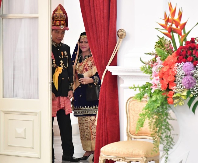 Inilah gaya Iriana Jokowi saat menemani sang suami Presiden Jokowi menghadiri Upacara Hari Kemerdekaan RI ke-73 di Istana Merdeka, Jumat (17/8/2018). Iriana terlihat memakai busana adat Koto Gadang, Sumatera Barat. Sementara Jokowi mengenakan busata adat Aceh. Foto: Laily Rachev/Biro Pers Setpres