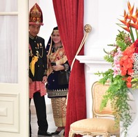 Inilah gaya Iriana Jokowi saat menemani sang suami Presiden Jokowi menghadiri Upacara Hari Kemerdekaan RI ke-73 di Istana Merdeka, Jumat (17/8/2018). Iriana terlihat memakai busana adat Koto Gadang, Sumatera Barat. Sementara Jokowi mengenakan busata adat Aceh. Foto: Laily Rachev/Biro Pers Setpres
