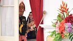 Mesranya Jokowi-Iriana Wefie Pakai Baju Adat Sebelum Upacara