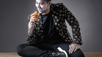 Yummy! Ini pose keren Aero saat mau makan croissant. Makan croissant aja kayak mau foto cover majalah ya. Btw, Aero ini sudah memenangkan perlombaan jetski sejak usianya 4,5 tahun. Keren! Foto: instagram @aeroaswar