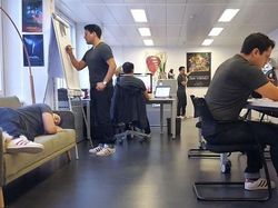 Pria Ini Pakai Photoshop Atasi Bosan di Kantor, Hasilnya?