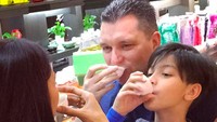 “Afternoon tea,” tulis Erik di keterangan foto. Bersama Maudy dan putra gantengnya, Eddy, Erik menikmati secangkir teh. Foto: Instagram emjkt