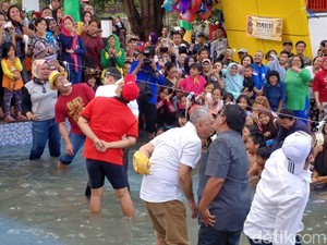 Keseruan Ridwan Kamil dan Kadis Lomba Makan Kerupuk di Kolam