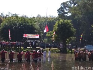 Begini Suasana Upacara HUT RI di Dalam Kolam Pemandian Senjoyo