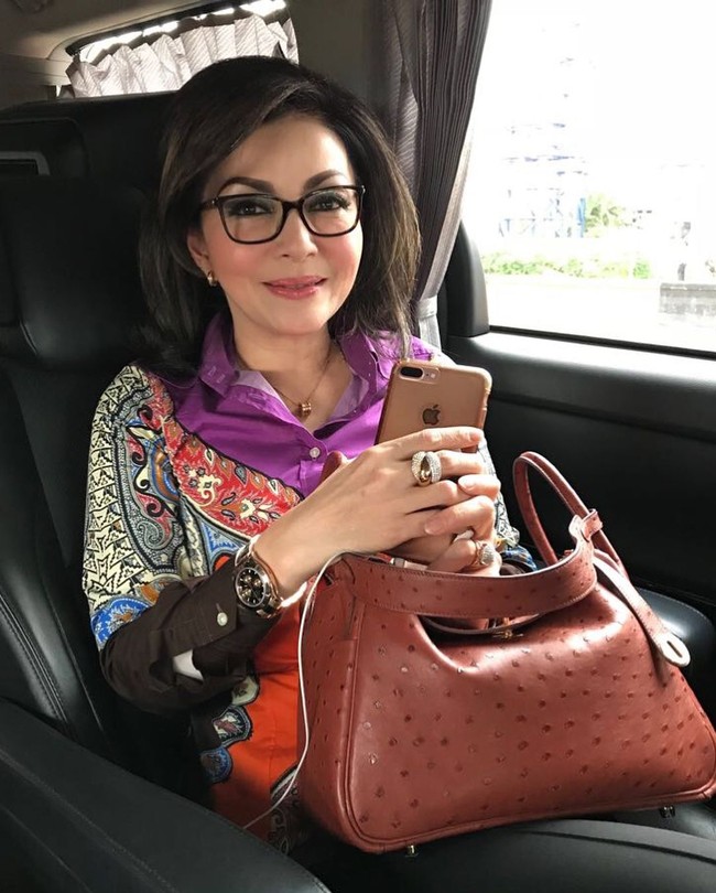 Selain sebagai pemimpin daerah, Christian Eugenia Tetty Paruntu juga dikenal sebagai pengusaha sukses. Sehingga tak heran jika dia memiliki sejumlah koleksi tas branded seperti Hermes dan Chanel. Pada foto ini misalnya, Bupati Tetty tampak berpose di dalam mobilnya sambil memangku tas Hermes Lindy Ostrich yang harganya mencapai ratusan juta rupiah. Foto: Dok. Instagram Christiany E. Tetty Paruntu