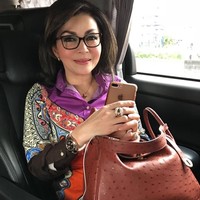 Selain sebagai pemimpin daerah, Christian Eugenia Tetty Paruntu juga dikenal sebagai pengusaha sukses. Sehingga tak heran jika dia memiliki sejumlah koleksi tas branded seperti Hermes dan Chanel. Pada foto ini misalnya, Bupati Tetty tampak berpose di dalam mobilnya sambil memangku tas Hermes Lindy Ostrich yang harganya mencapai ratusan juta rupiah. Foto: Dok. Instagram Christiany E. Tetty Paruntu