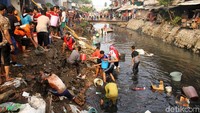 Warga bergotong-royong untuk memadamkan api.