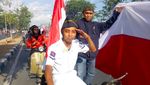 Saat Bendera Merah Putih Sepanjang 73 Meter Penuhi Jalanan Makasar