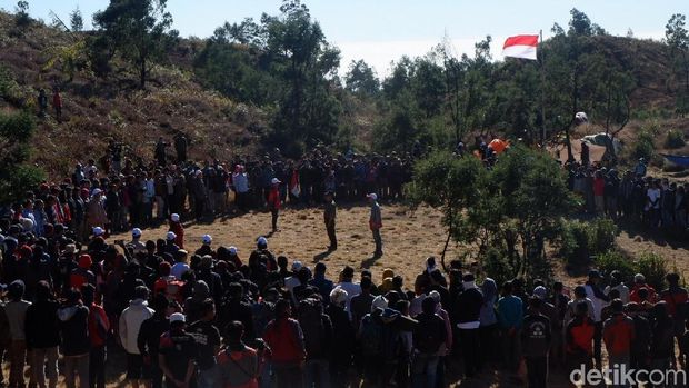 Panorama Saat 1.000 Pendaki Upacara HUT RI di Puncak Gunung Prau