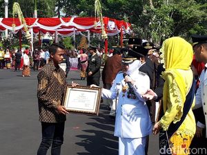 Upacara HUT RI, Risma Pamer Pertumbuhan Ekonomi Surabaya