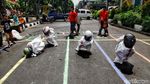 Serunya Lomba Balap Karung Pakai Helm
