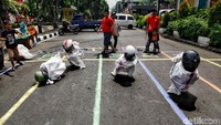 Para peserta adu cepat dalam lomba balap karung.