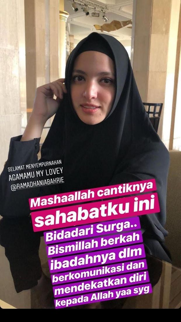 Berhijab, Nia Ramadhani dipuji sahabatnya bak bidadari.