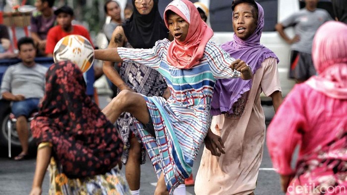 Lomba sepak bola dengan menggunakan daster. Foto: Pradita Utama Lomba sepak bola dengan menggunakan daster. Foto: Pradita Utama