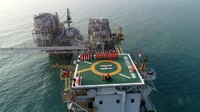 Bendera merah putih dikibarkan di anjungan minyak laut Jawa.