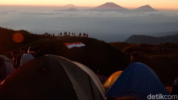 Panorama Saat 1.000 Pendaki Upacara HUT RI di Puncak Gunung Prau