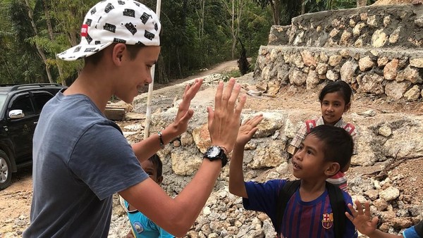 Foto: Keluarga David Beckham tak hanya datang buat liburan ke Sumba, tetapi juga mengajar bahasa Inggris dan main games bersama anak-anak Sumba. Lihat momen keakraban Romeo Beckham dengan bocah-bocah cilik ini. (Instagram/@victoriabeckham) Foto: Keluarga David Beckham tak hanya datang buat liburan ke Sumba, tetapi juga mengajar bahasa Inggris dan main games bersama anak-anak Sumba. Lihat momen keakraban Romeo Beckham dengan bocah-bocah cilik ini. (Instagram/@victoriabeckham)