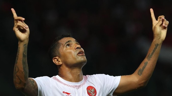 Pesepak bola Indonesia Alberto Goncalves saat merayakan golnya kegawang Laos pada laga penyisihan Grup A cabang sepak bola Asian Games 2018 yang berlangsung di Stadion Patriot Bekasi Jawa Barat, Jumat (17/8/2018). INASGOC/Carlie/Sup/18