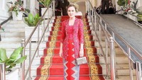 Shandy Aulia tampil menawan dengan kebaya merah. Foto: (dok. Instagram)