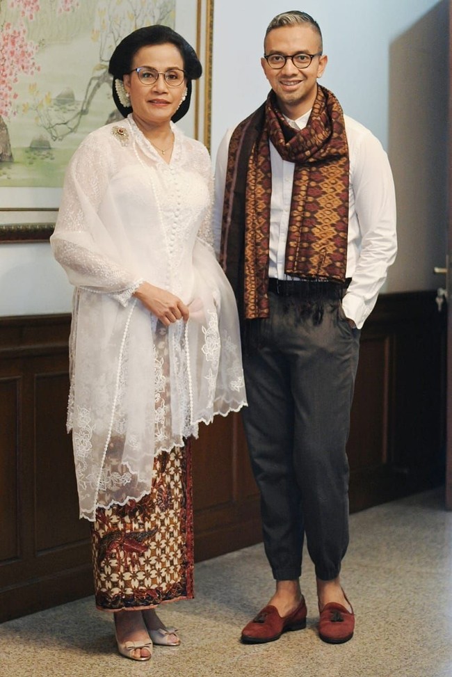 Batik Lasem bukan tanpa alasan dipilih Didiet Maulana untuk penampilan Sri Mulyani. “Kain Lasem membawa pesan kedamaian dan keberagaman. Motifnya banyak menyerap banyak akulturasi budaya yang menyatu dalam sebuah harmoni yang indah,” tutur Didiet. Foto: Dok. Didiet Maulana