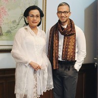 Batik Lasem bukan tanpa alasan dipilih Didiet Maulana untuk penampilan Sri Mulyani. “Kain Lasem membawa pesan kedamaian dan keberagaman. Motifnya banyak menyerap banyak akulturasi budaya yang menyatu dalam sebuah harmoni yang indah,” tutur Didiet. Foto: Dok. Didiet Maulana