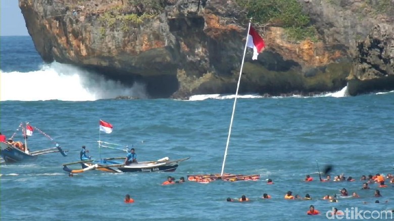 Upacara Bendera Ini Dilaksanakan di Tengah Laut Upacara Bendera Ini Dilaksanakan di Tengah Laut