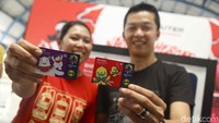 Taufik Hidayat dan Yayuk Basuki menunjukkan kartu multi trip (KMT) edisi Asian Games di Jakarta, Jumat (17/8/2018).
