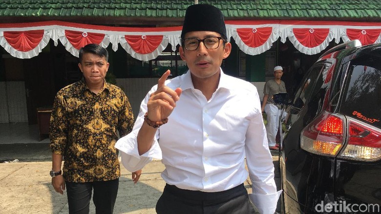 Sandiaga Salat Jumat di Masjid Jami Cikini Al Mamur Sandiaga Salat Jumat di Masjid Jami Cikini Al Mamur