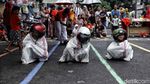 Serunya Lomba Balap Karung Pakai Helm