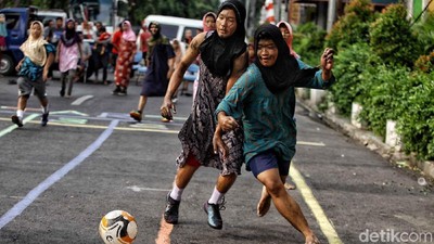 Seru! Warga Pasar Manggis Lomba Sepakbola Pakai Daster dan Sarung