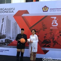 Kebaya putih Sri Mulyani mencuri atensi dipadukan bersama kain batik Lasem buatan tangan berwarna coklat. Bertema Kain Lasem Tiga Negeri Buketan yang nampak klasik. Foto: Sylke Febrina Laucereno/detikFinance