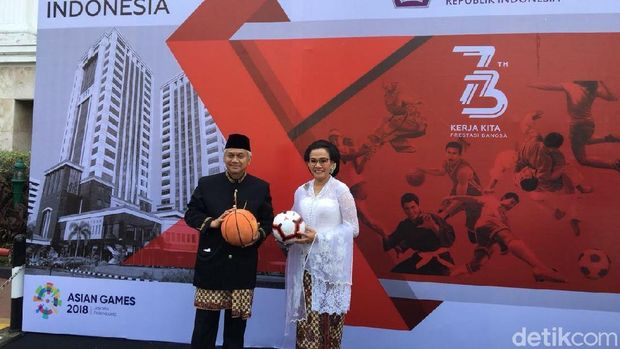 Sri Mulyani berfoto dengan maskot Asian Games