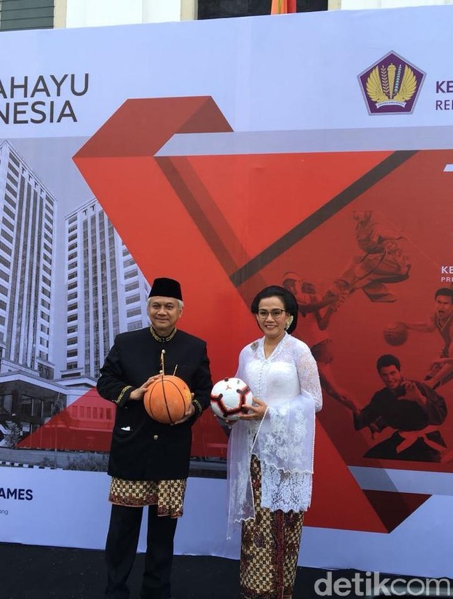 Kebaya putih Sri Mulyani mencuri atensi dipadukan bersama kain batik Lasem buatan tangan berwarna coklat. Bertema Kain Lasem Tiga Negeri Buketan yang nampak klasik. Foto: Sylke Febrina Laucereno/detikFinance